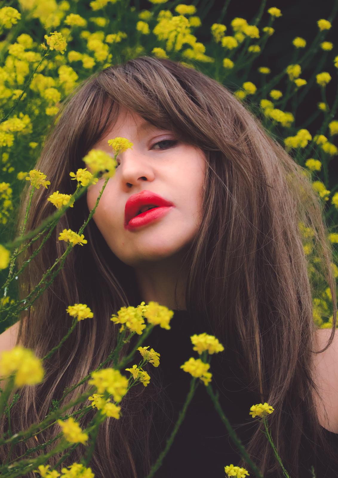 Portret fashion editorial Dublin — model printre flori galbene